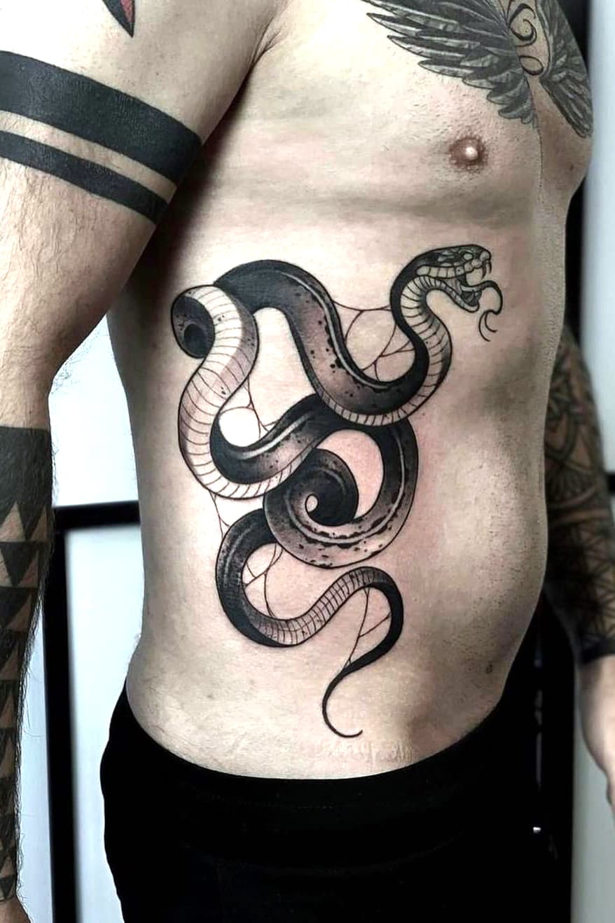 Tatuaje de serpiente lateral