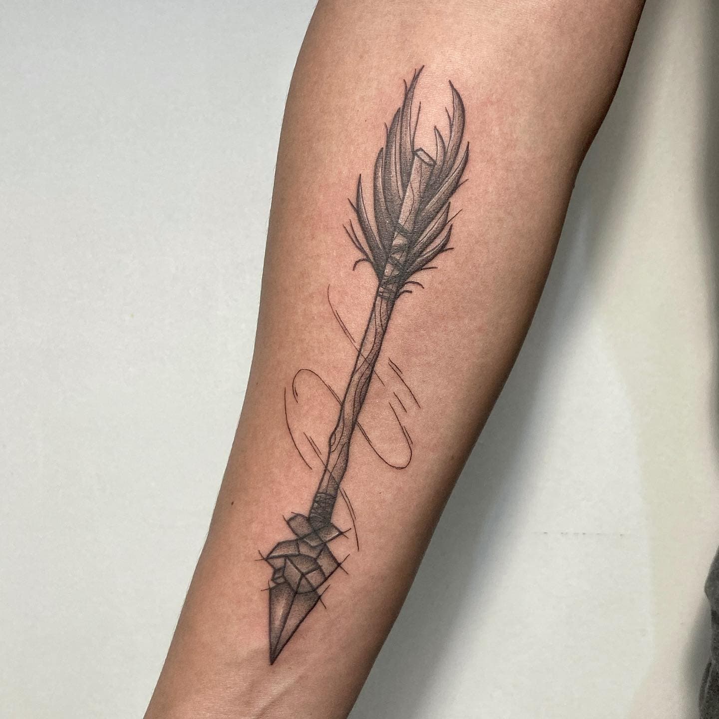 Diseños sencillos de tatuajes de flechas en el brazo