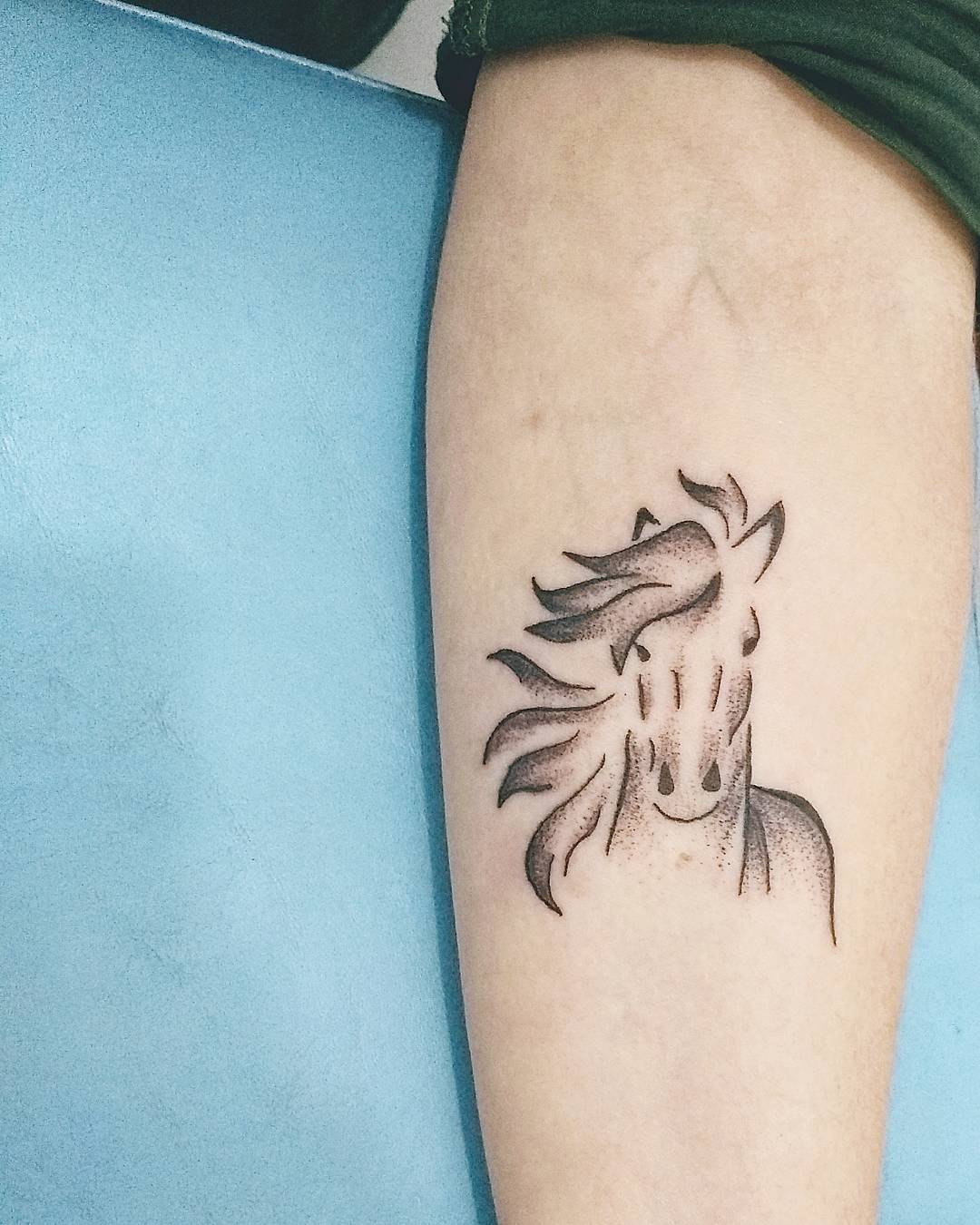 Tatuaje simple y detallado de un caballo negro