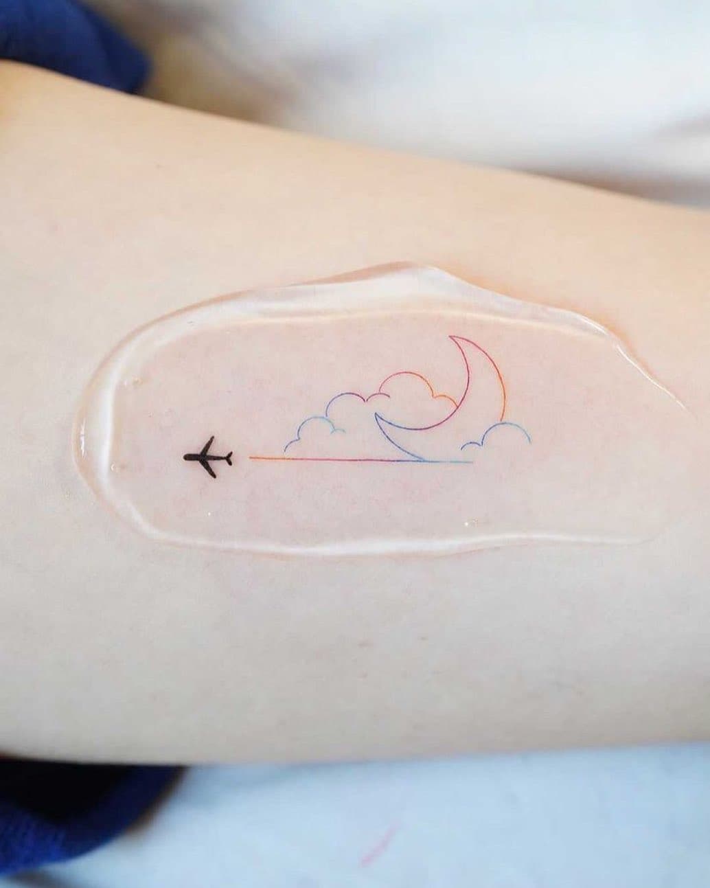 Pequeño y delicado tatuaje de un avión