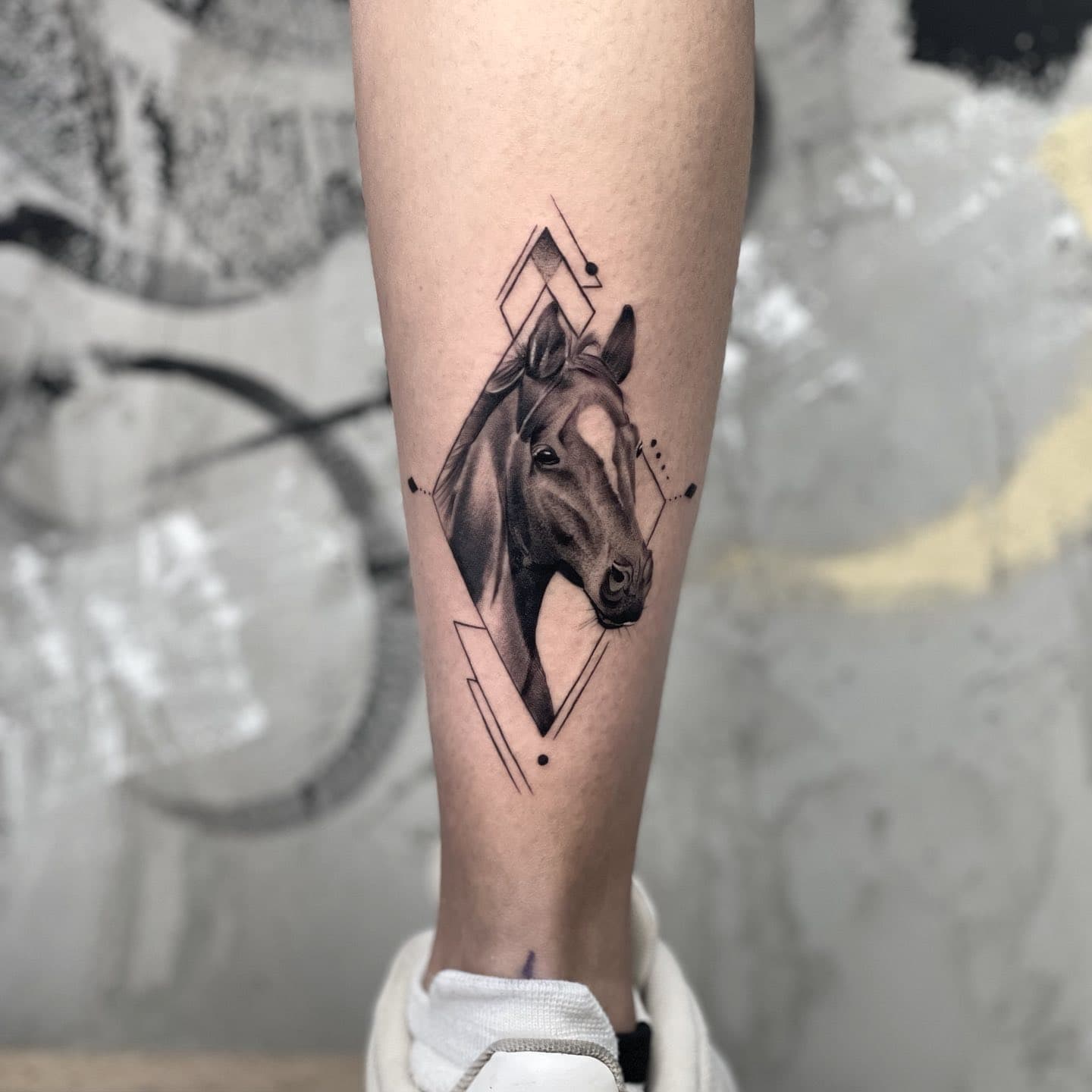 Kleines Pferd Tattoo über Bein