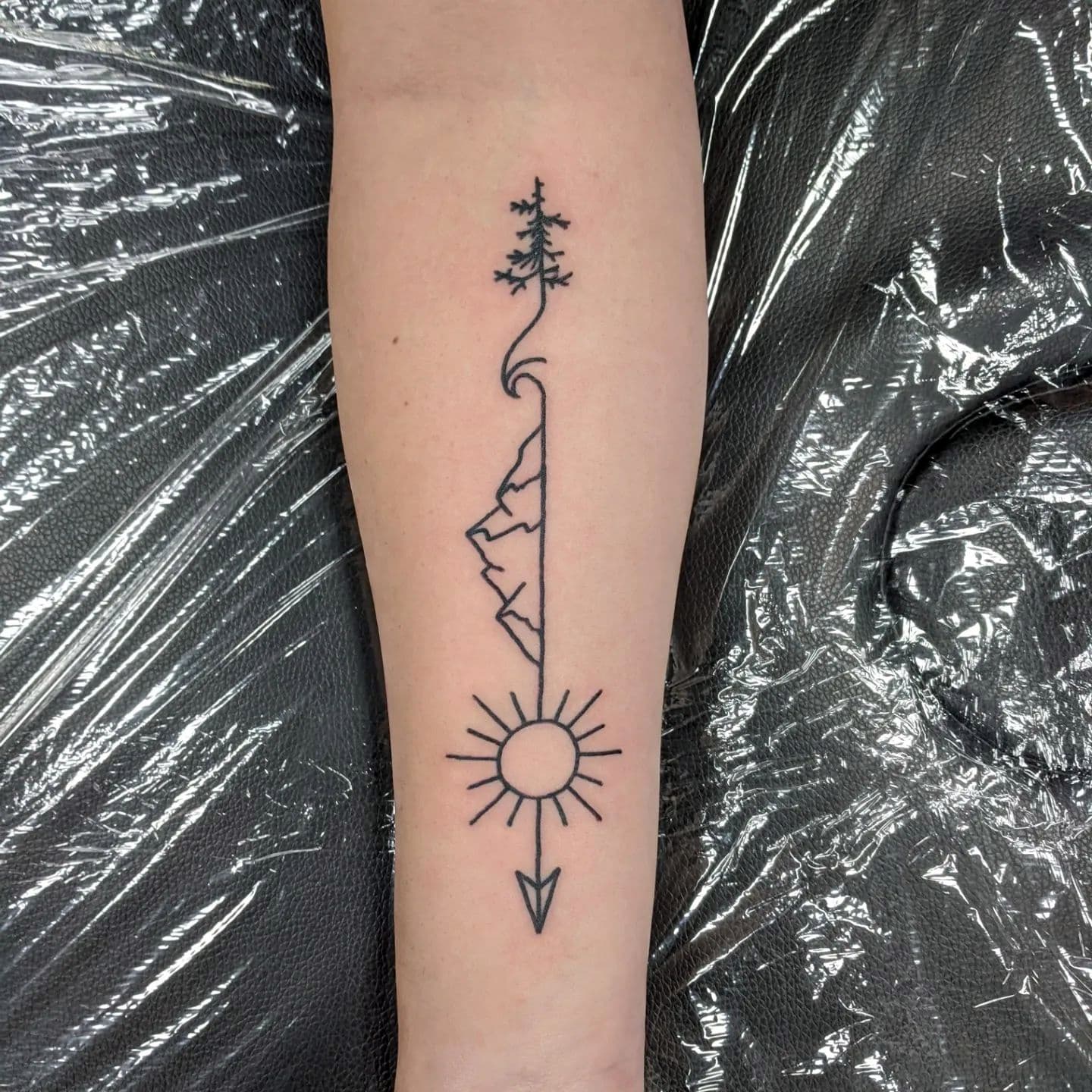 Tatuaje único de una flecha con brújula