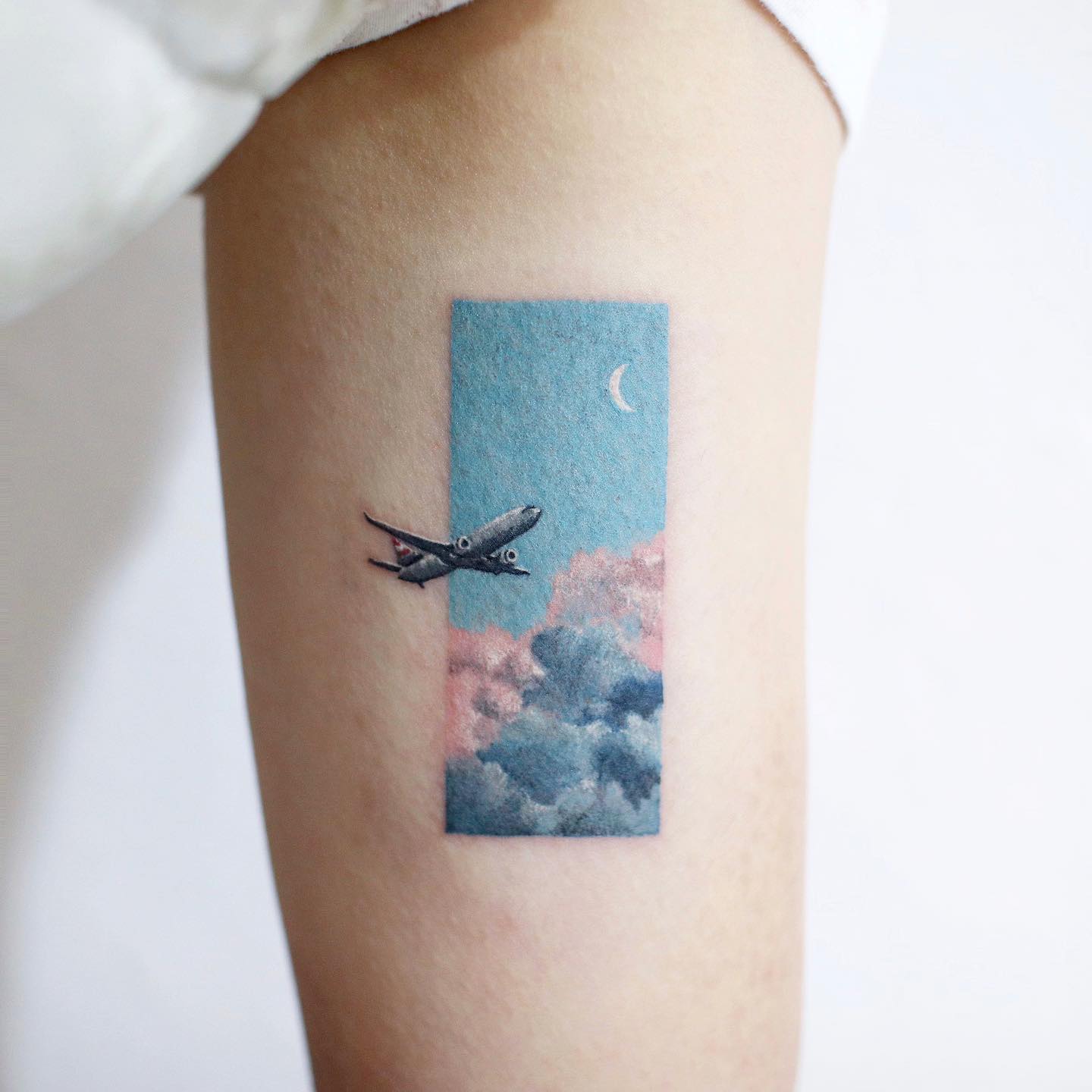 Tatuaje de un avión inspirado en los viajes