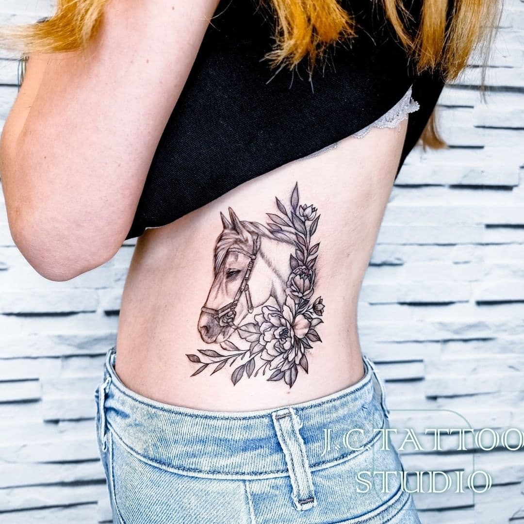 Idea de tatuaje de mujer a caballo en negro
