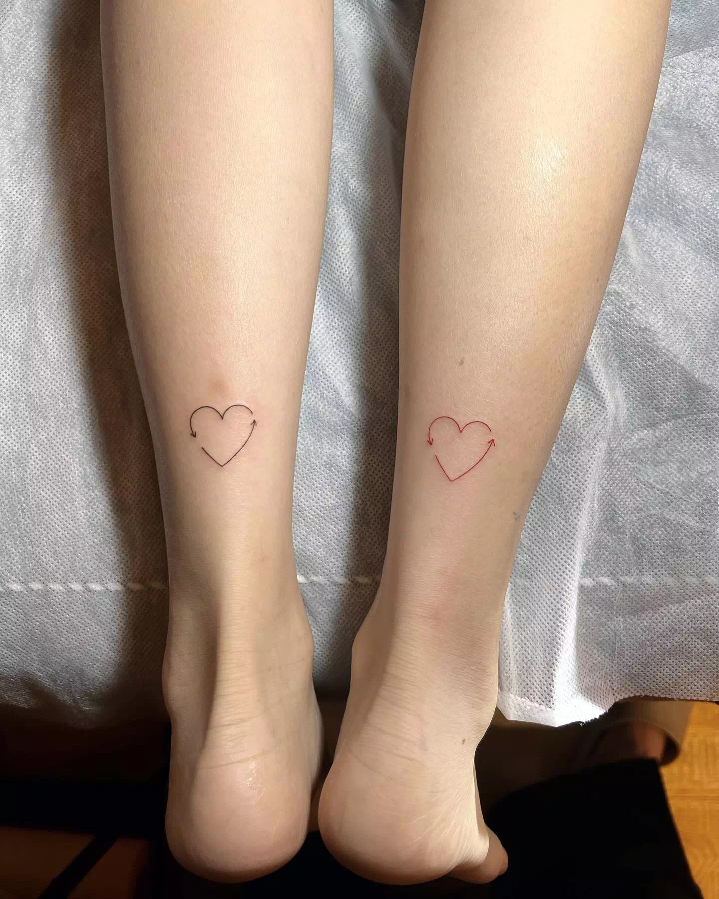 Herz-Tattoos am Knöchel Blau und Rosa
