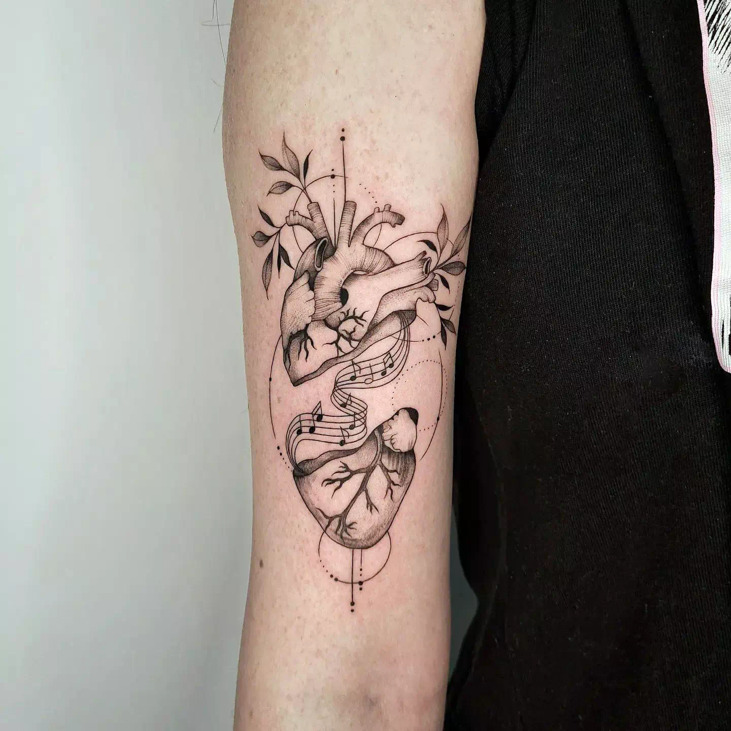 Sonnenblume Arm Tattoo mit Herz Tinte