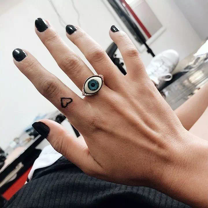 Winzige Herz-Tattoos am Finger 4