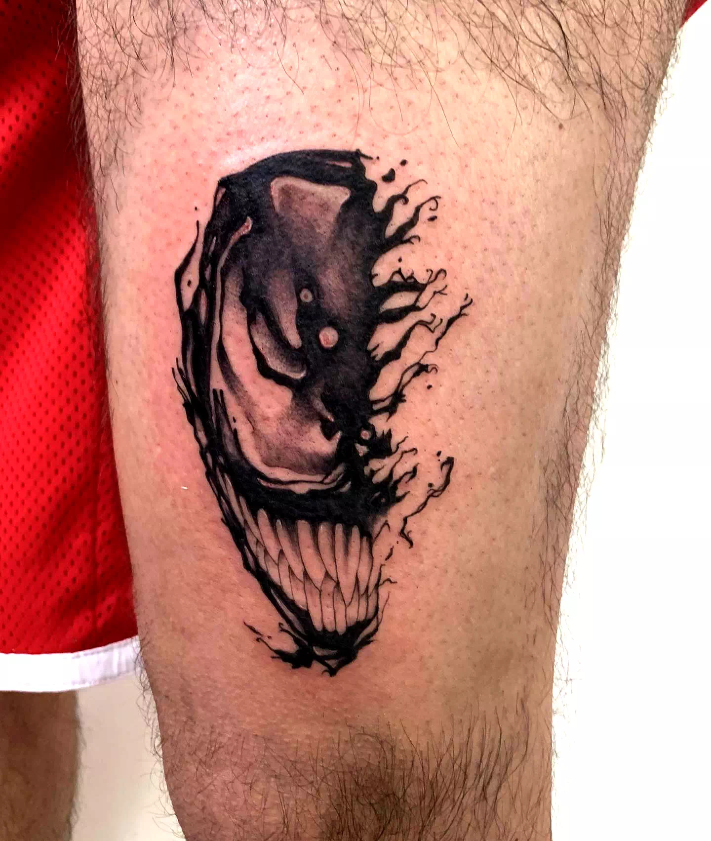 Venom Tattoo Schwarz und Weiß 4