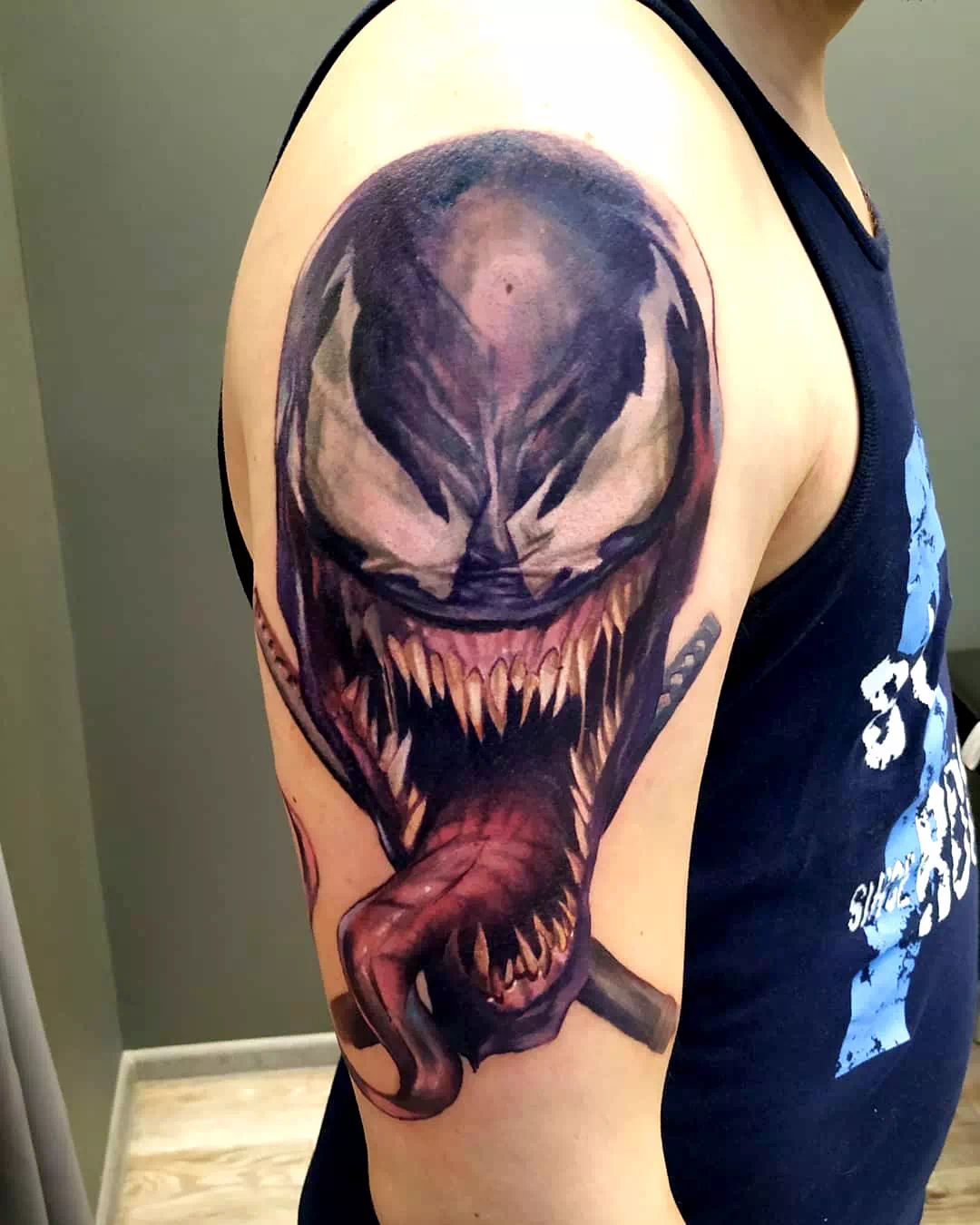 Tatuaje de Venom en el brazo 1