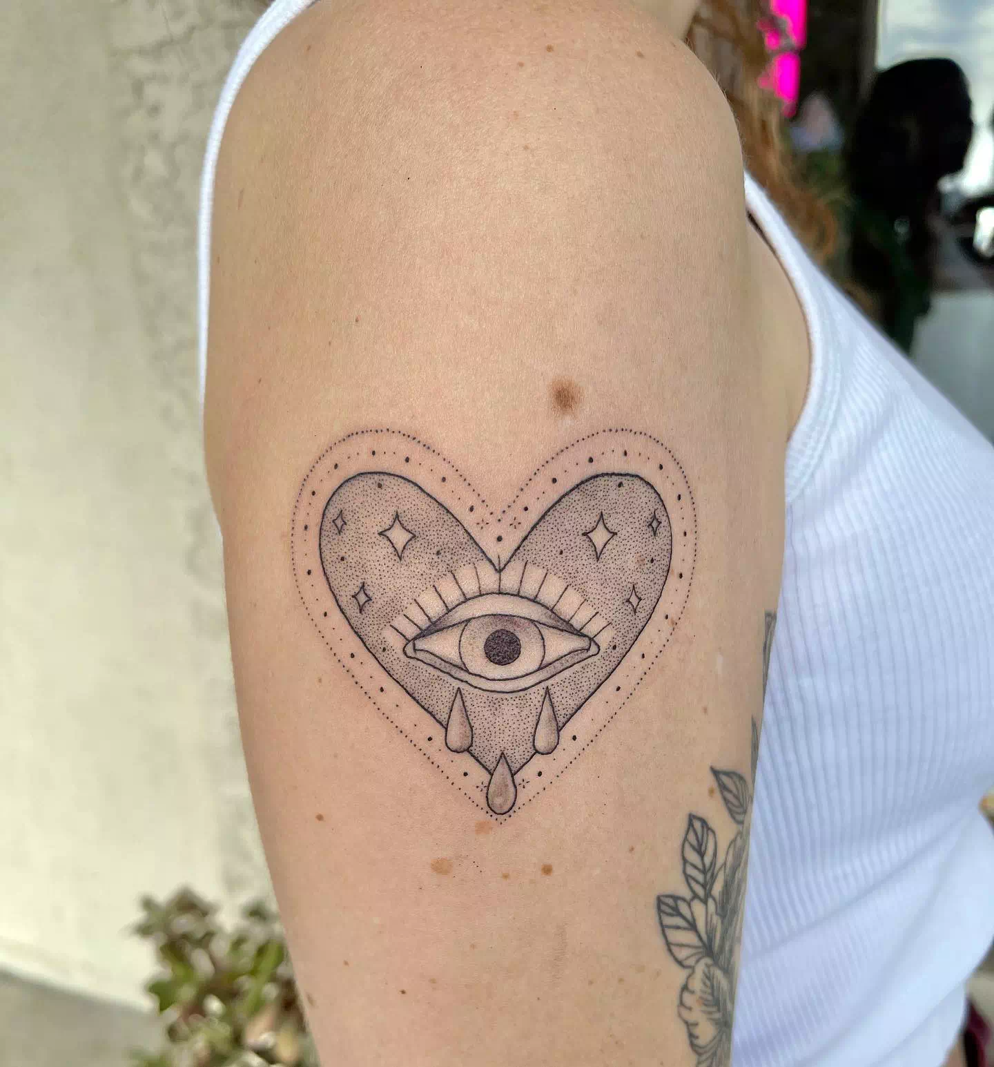 Auge in Herz Tattoo