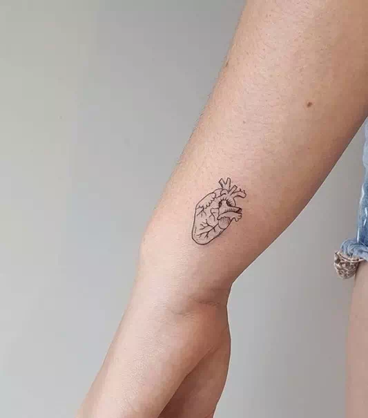 Herz-Tattoo am Handgelenk