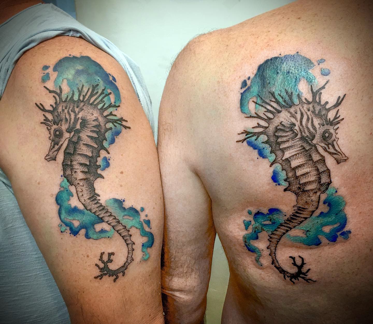 Tatuaje de pareja de caballitos de mar en la espalda