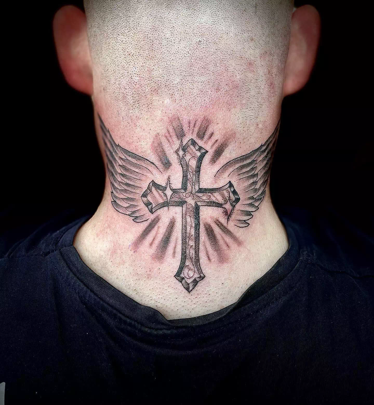 Tatuaje de una cruz en el cuello 1