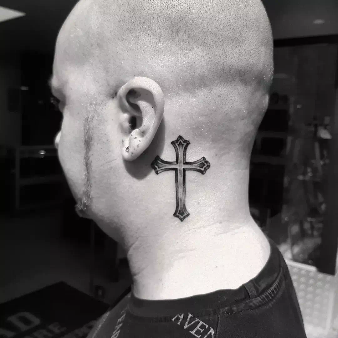 Tatuaje de una cruz en el cuello 10