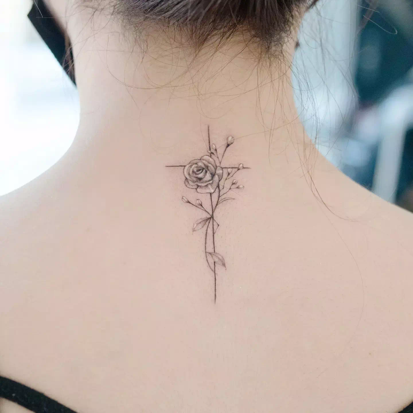 Tatuaje de una cruz en el cuello 11