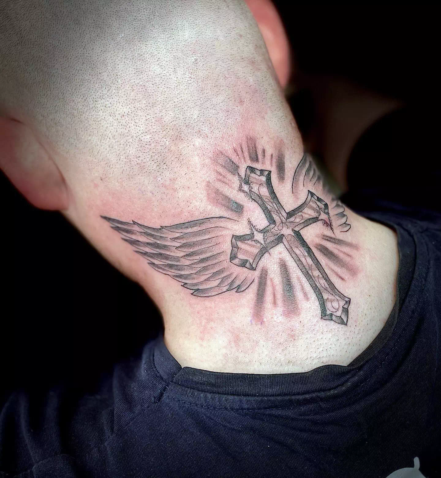 Tatuaje de una cruz en el cuello 2