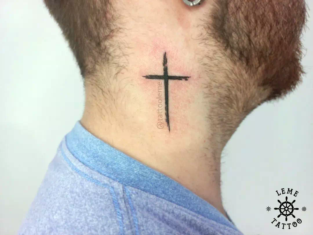 Tatuaje de una cruz en el cuello 3