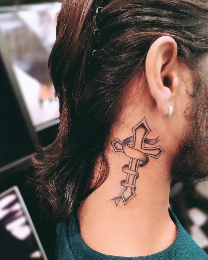 Tatuaje de una cruz en el cuello 4
