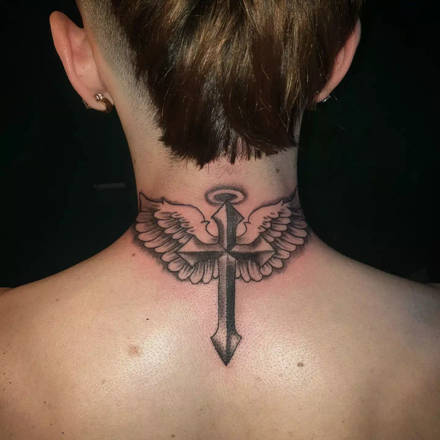 Tatuaje de una cruz en el cuello 6