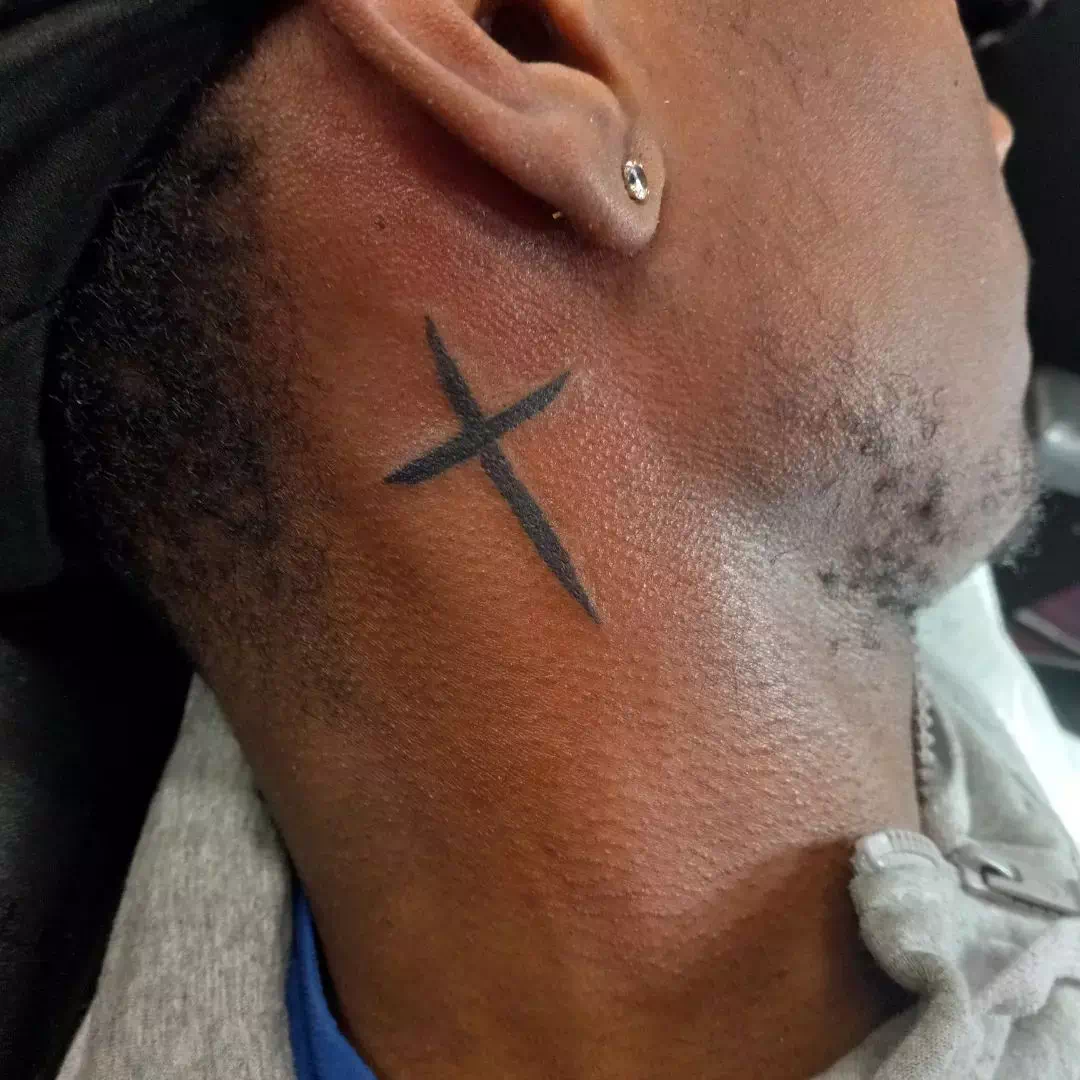 Tatuaje de una cruz en el cuello 8