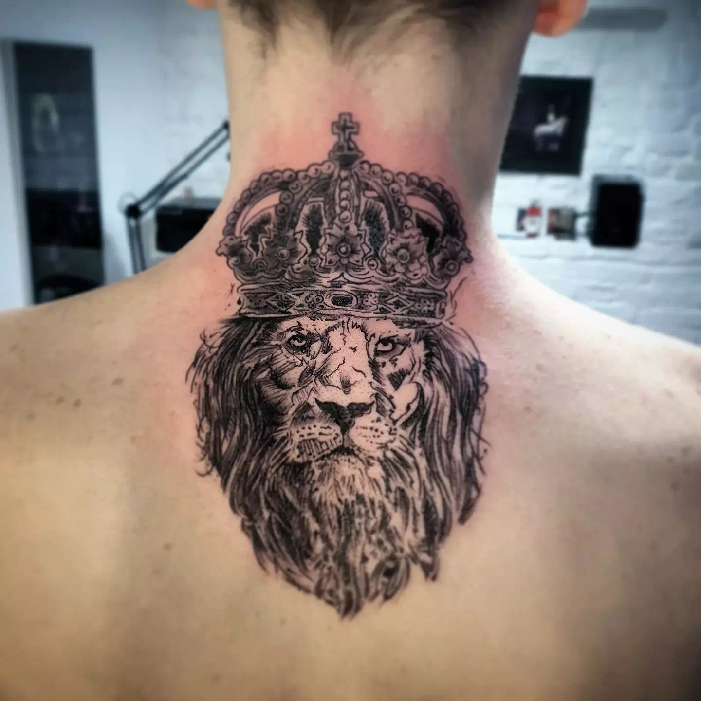 Tatuaje de la corona del cuello 8