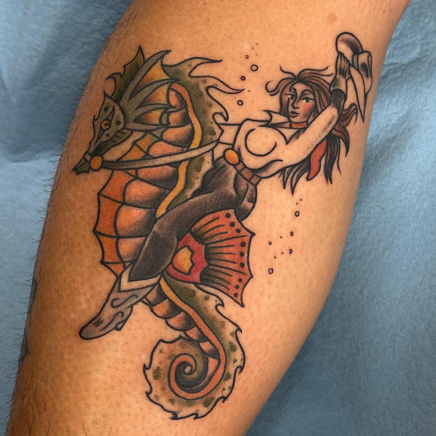 Dramático y colorido tatuaje de caballito de mar