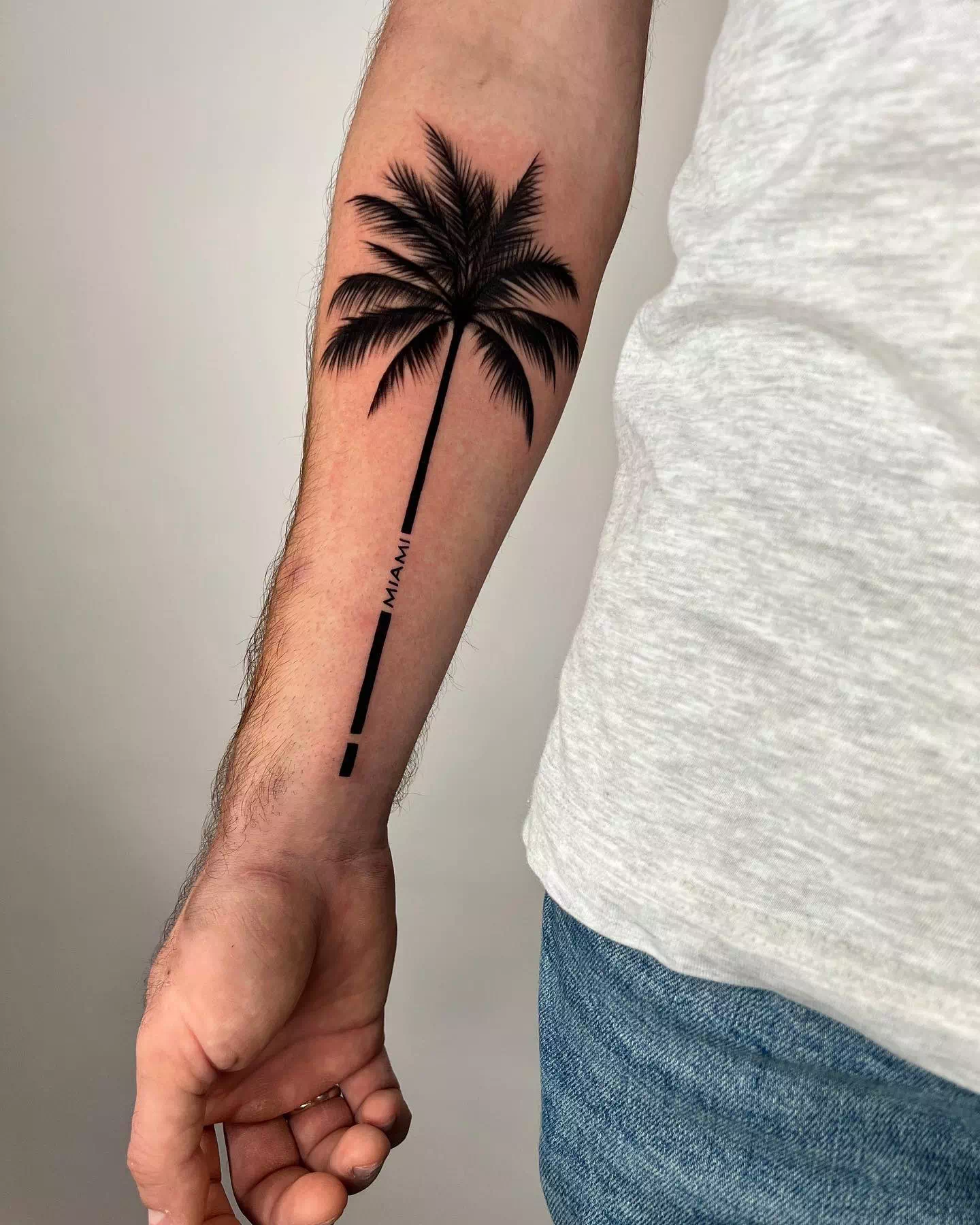 Tatuaje de una palmera en el antebrazo 2