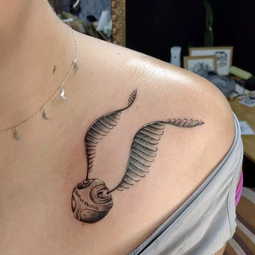 Gotxa Tattoo - La Snitch Dorada de Harry Potter. Realizado en  @lamalasangretattoo • Para citas Md o al correo gotxatattoo@gmail.com # harrypotter #harrypottertattoo #harrypotterfan #snitch #goldensnitch  #quiditch #fullcolortattoo #spaintattoo