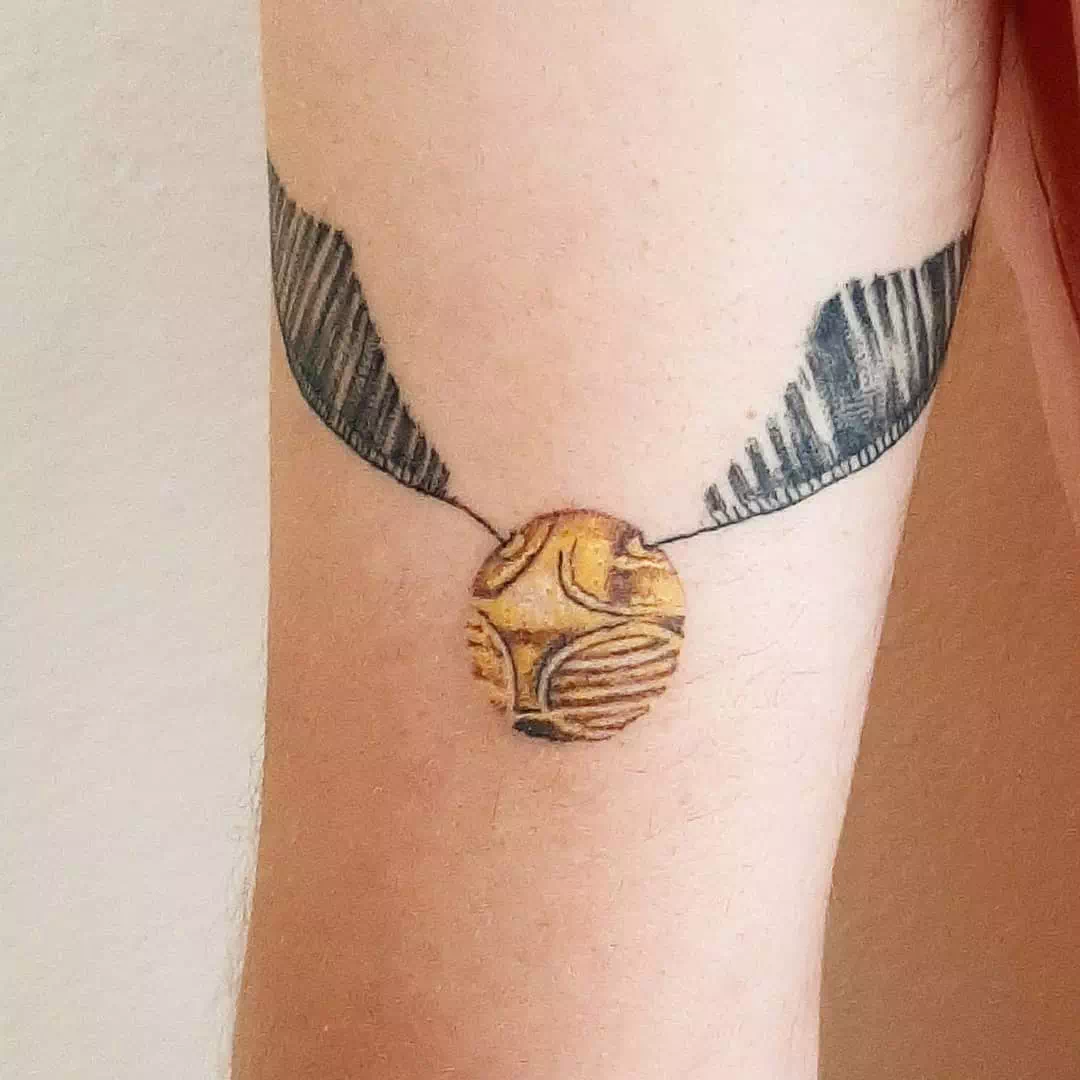 Goldener Schnatz Tattoo 1