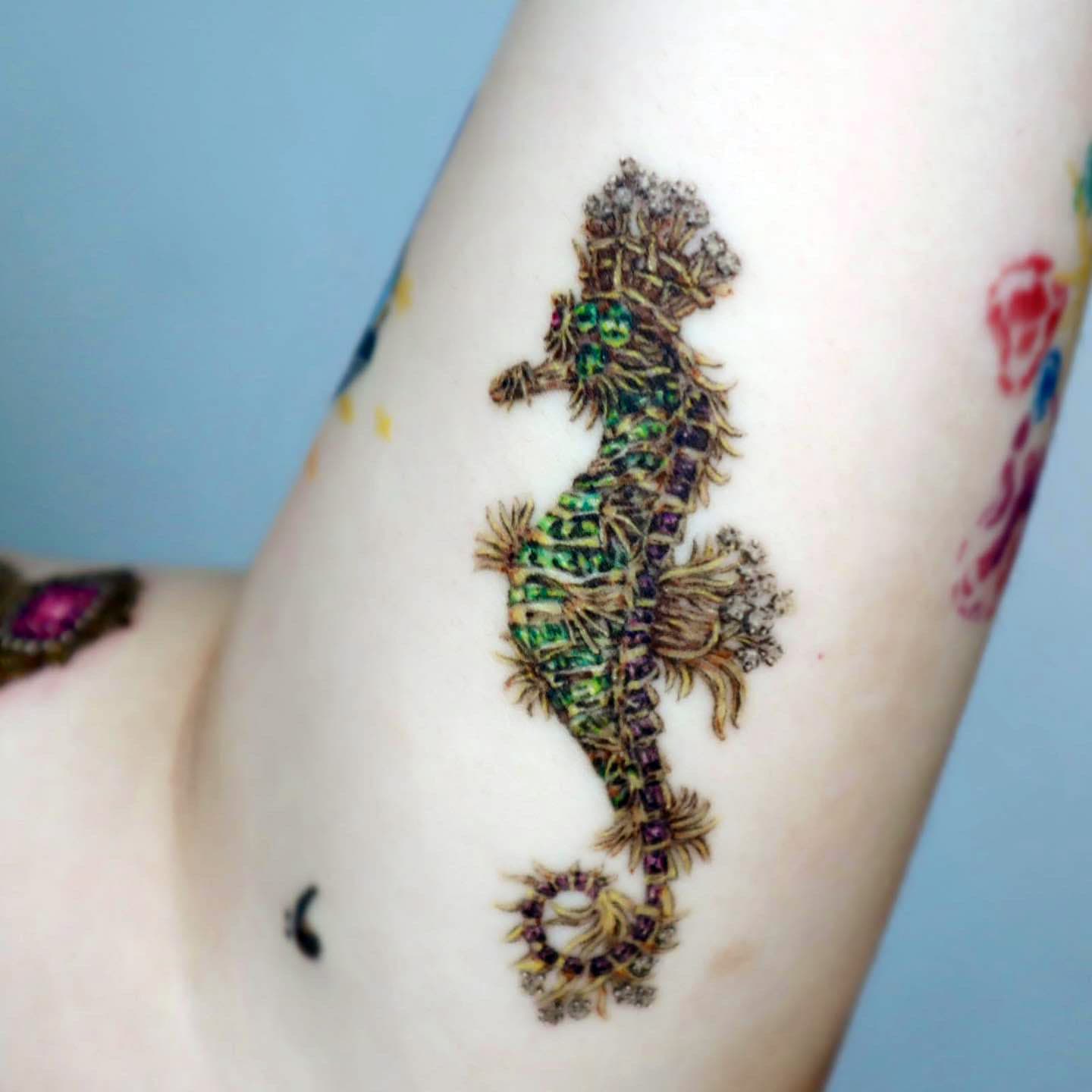 Tatuaje de caballito de mar verde brillante