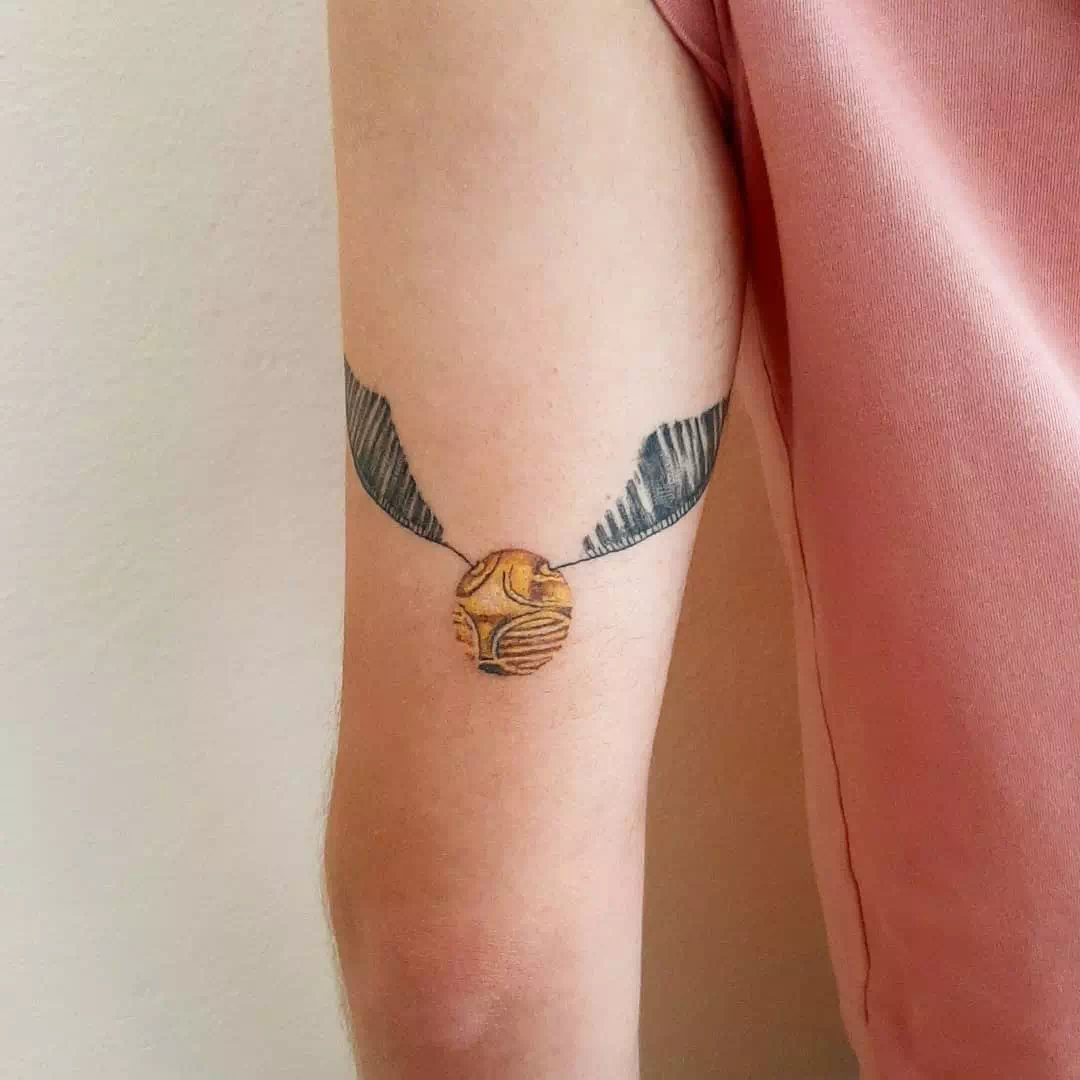 Gotxa Tattoo - La Snitch Dorada de Harry Potter. Realizado en  @lamalasangretattoo • Para citas Md o al correo gotxatattoo@gmail.com # harrypotter #harrypottertattoo #harrypotterfan #snitch #goldensnitch  #quiditch #fullcolortattoo #spaintattoo