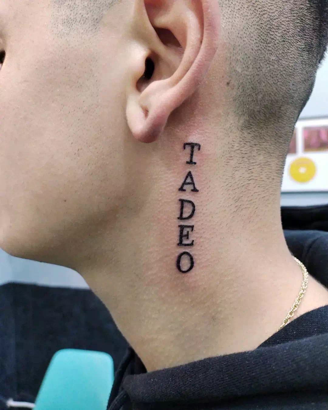 Tatuaje en el cuello con citas y palabras para vivir 2