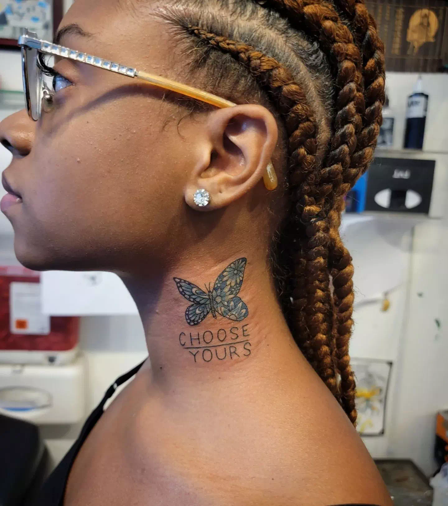 Tatuaje en el cuello con citas y palabras para vivir 3
