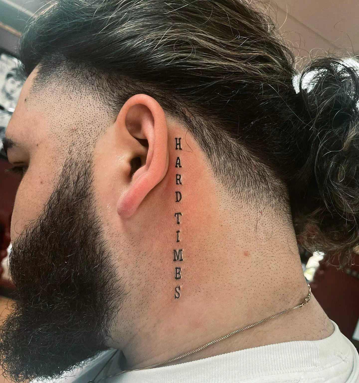 Tatuaje en el cuello con citas y palabras para vivir 5