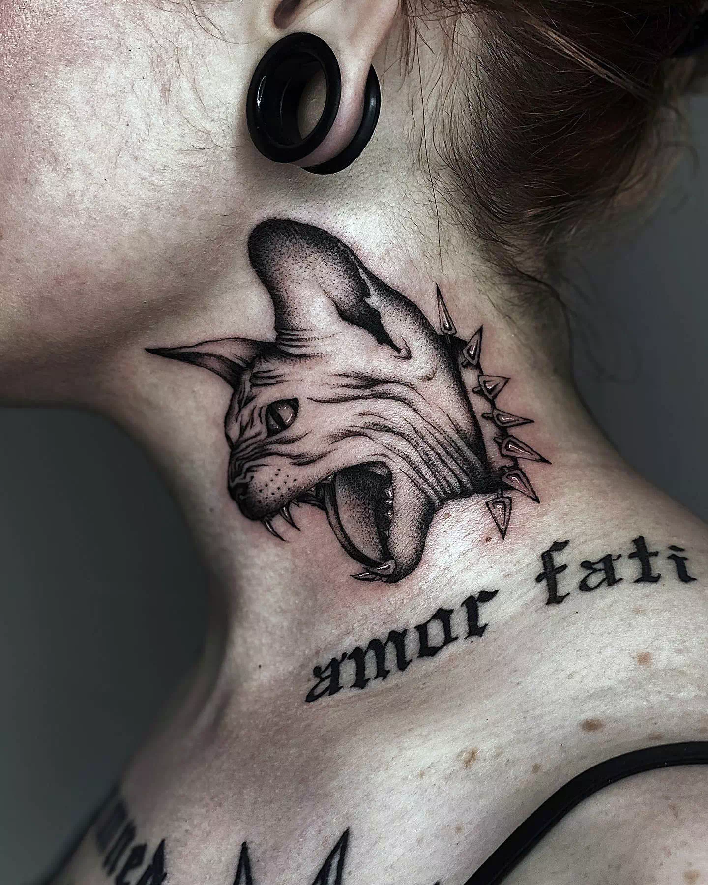 Tatuaje en el cuello con citas y palabras para vivir 7