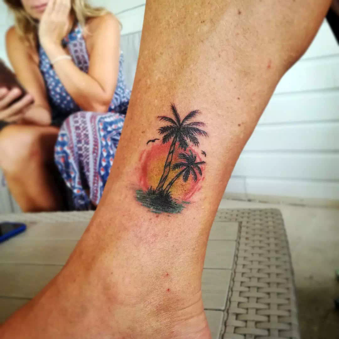 Tatuaje de una palmera en el tobillo 1