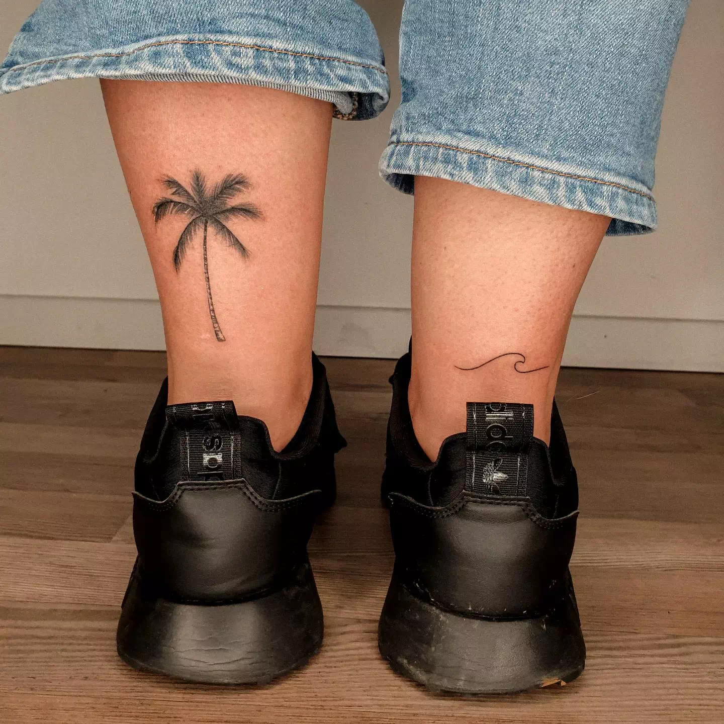 Tatuaje de una palmera en el tobillo 2