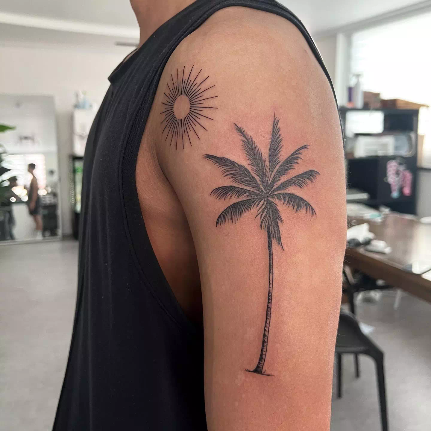Tatuaje de una palmera en el hombro 1