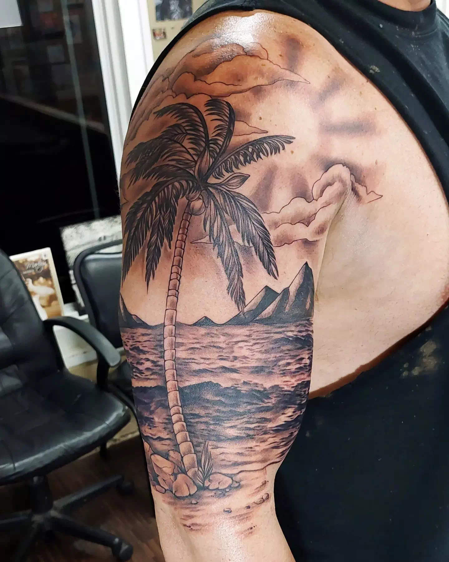 Tatuaje de una palmera en el hombro 2