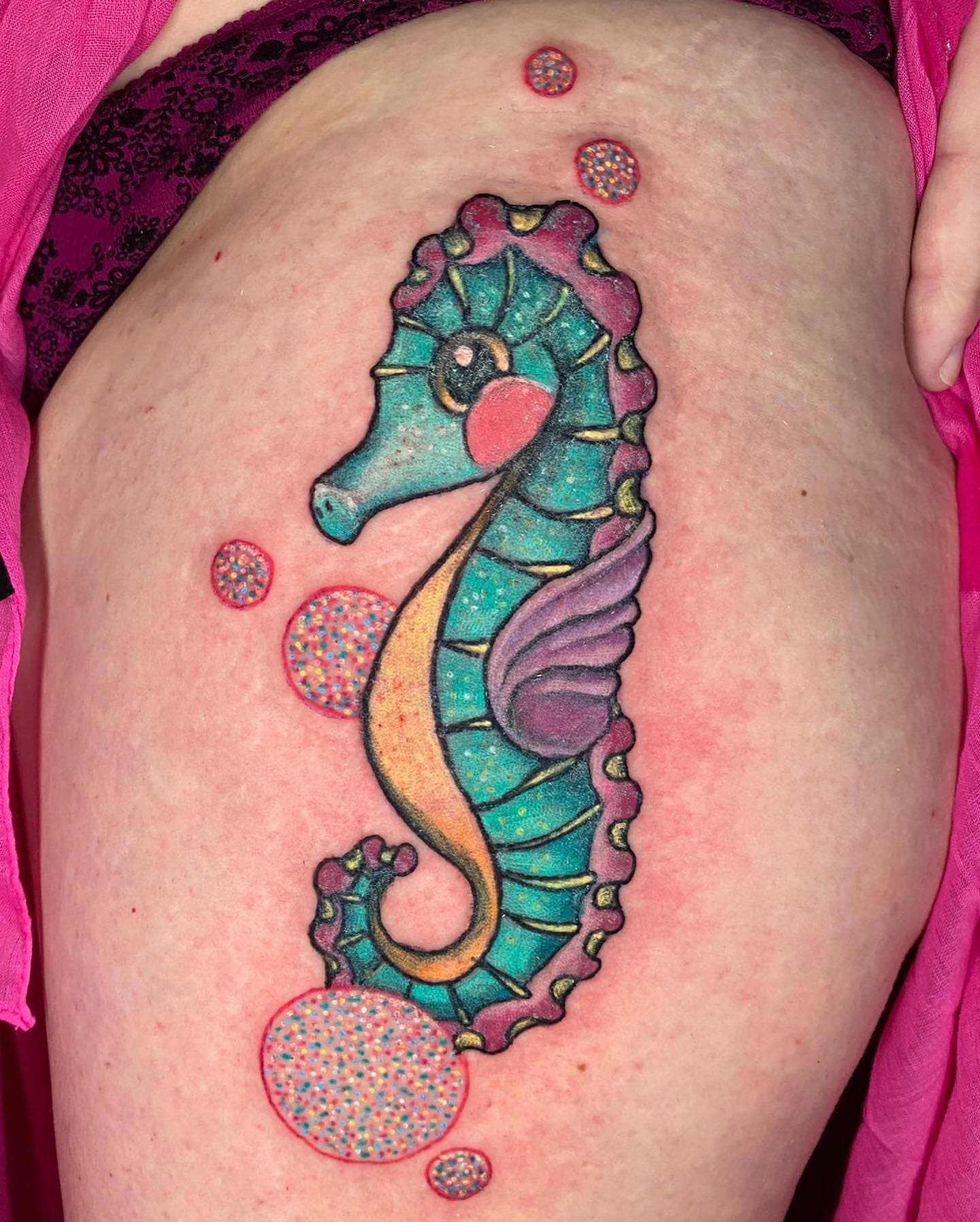 Tatuaje de un caballito de mar de color rosa brillante