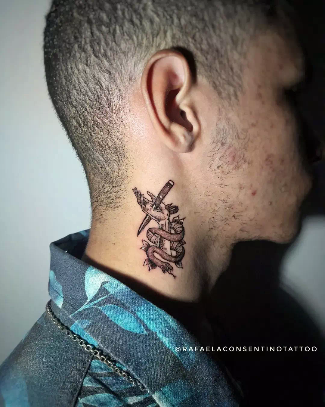 Tatuaje religioso en el cuello 2