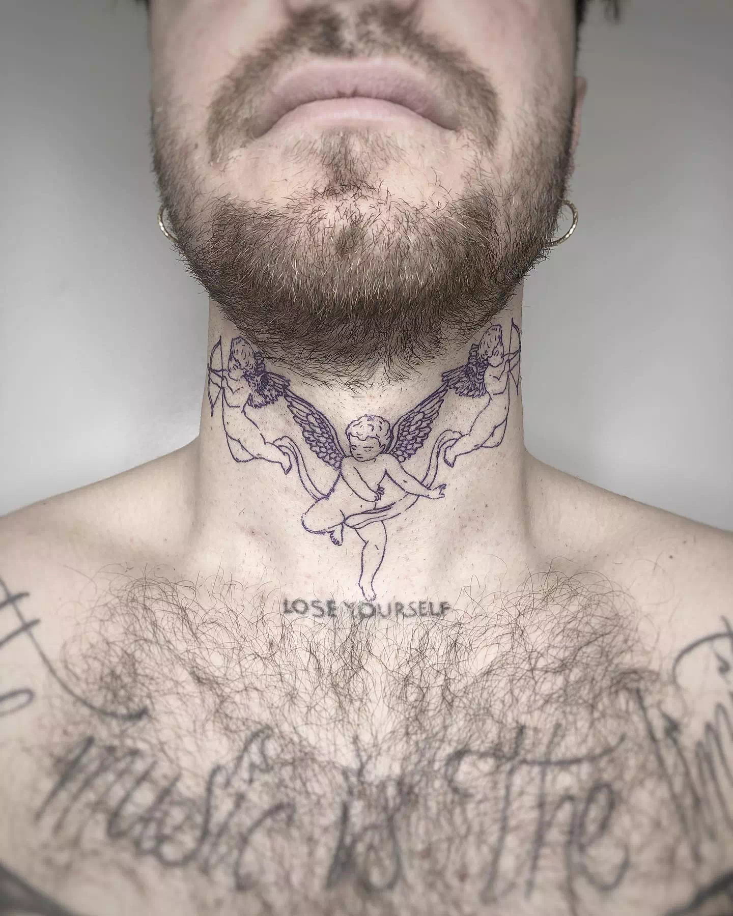Tatuaje religioso en el cuello 6