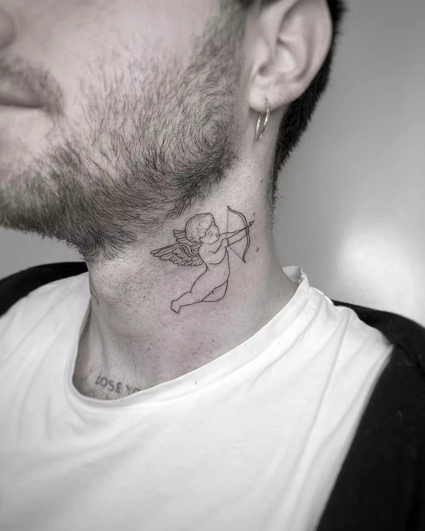 Tatuaje religioso en el cuello 8