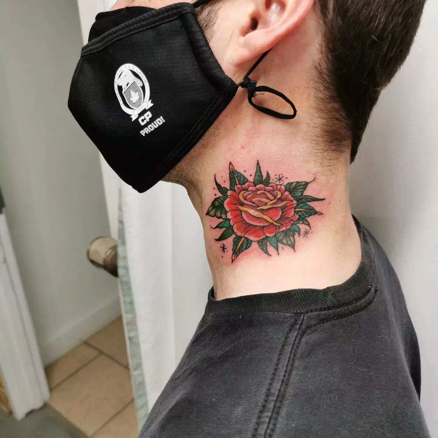Tatuaje de rosa y flores en el cuello 2
