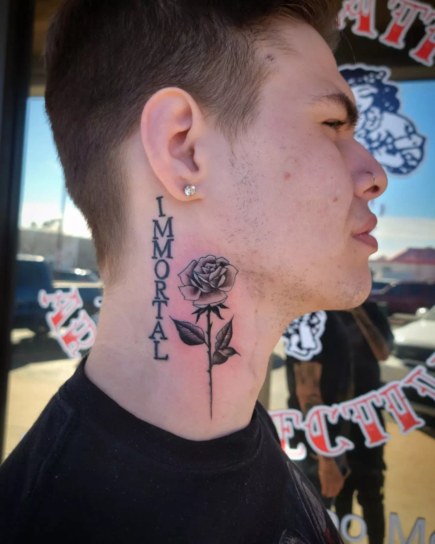 Tatuaje de rosa y flores en el cuello 3