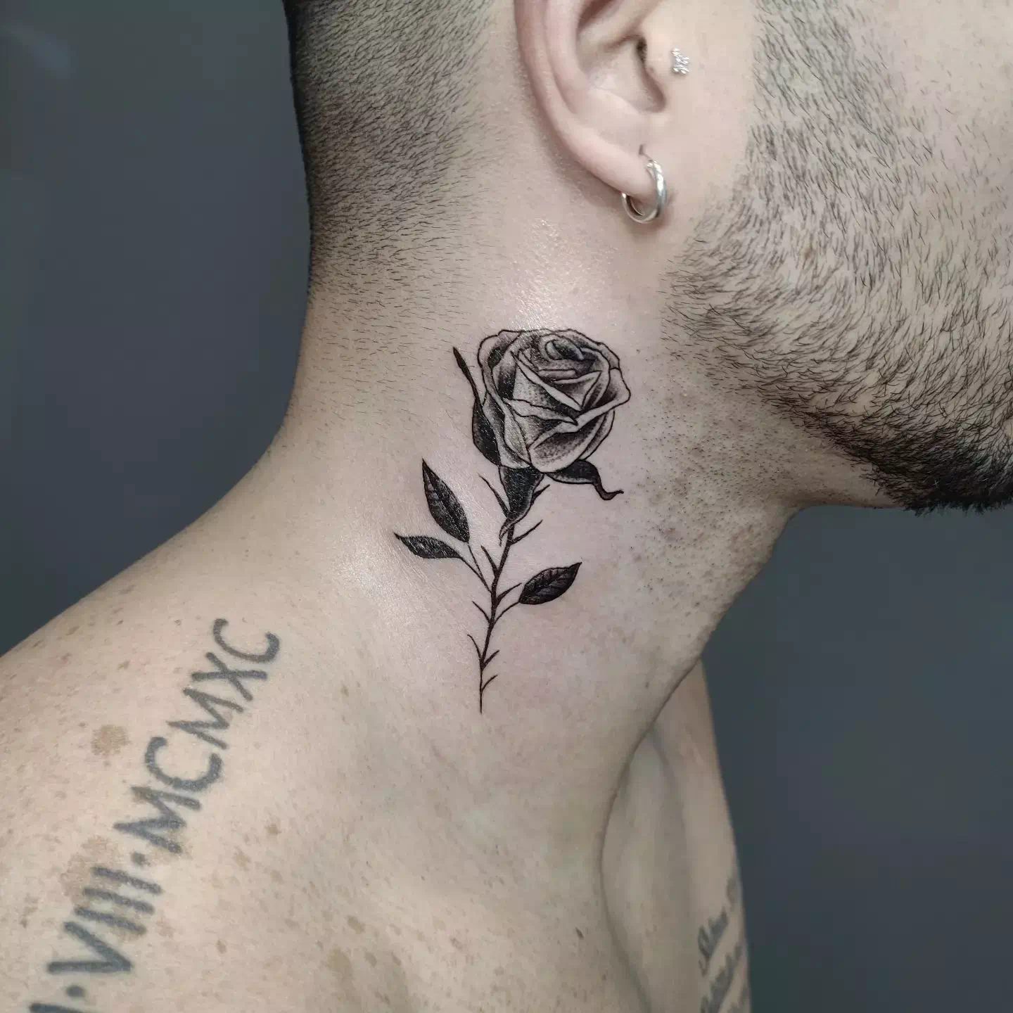 Tatuaje de rosa y flores en el cuello 4