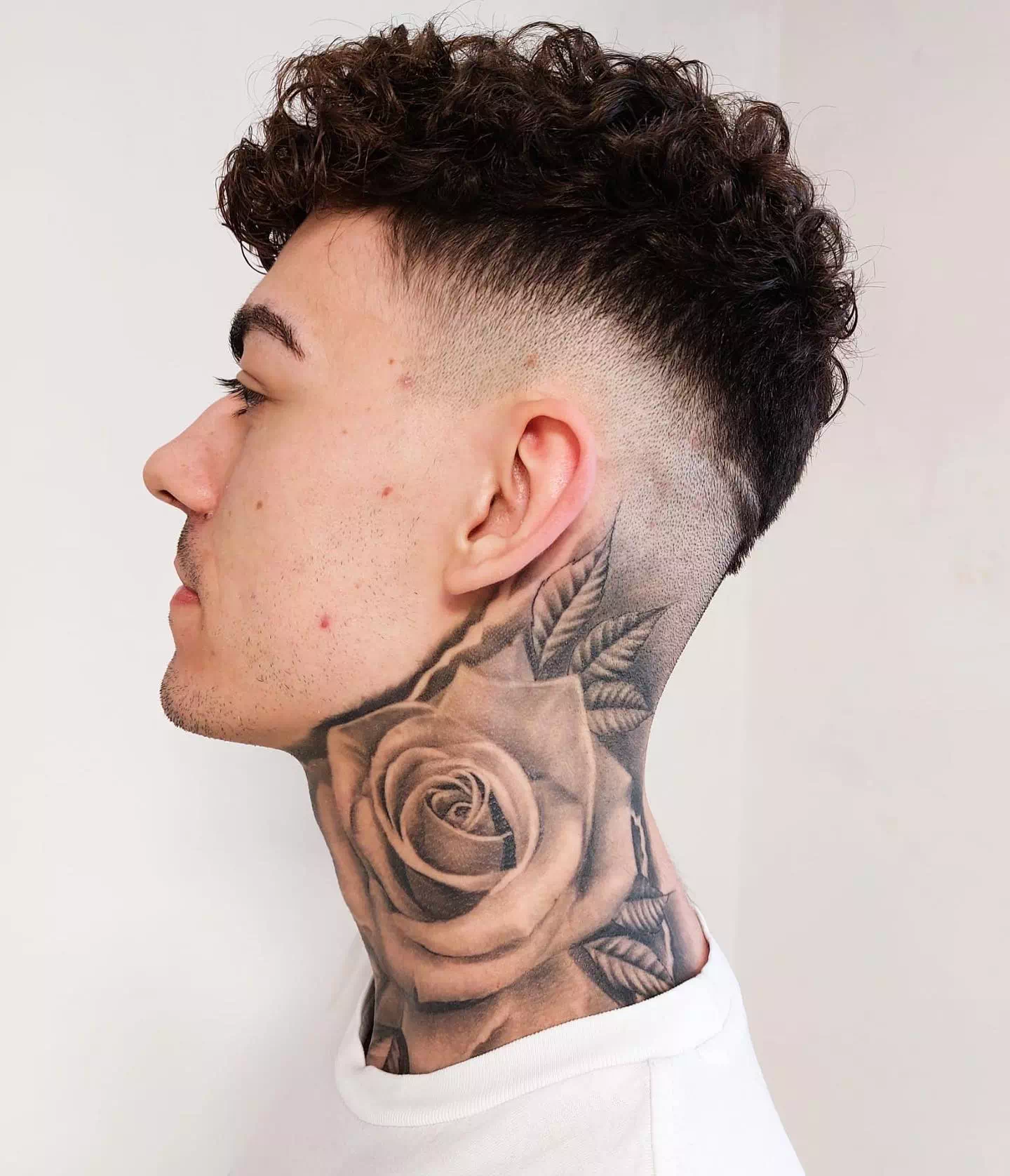 Tatuaje de rosa y flores en el cuello 5