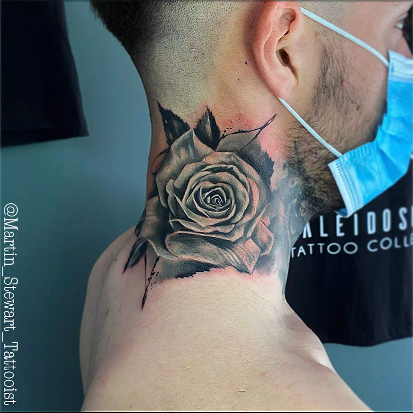 Tatuaje de rosa y flores en el cuello 6
