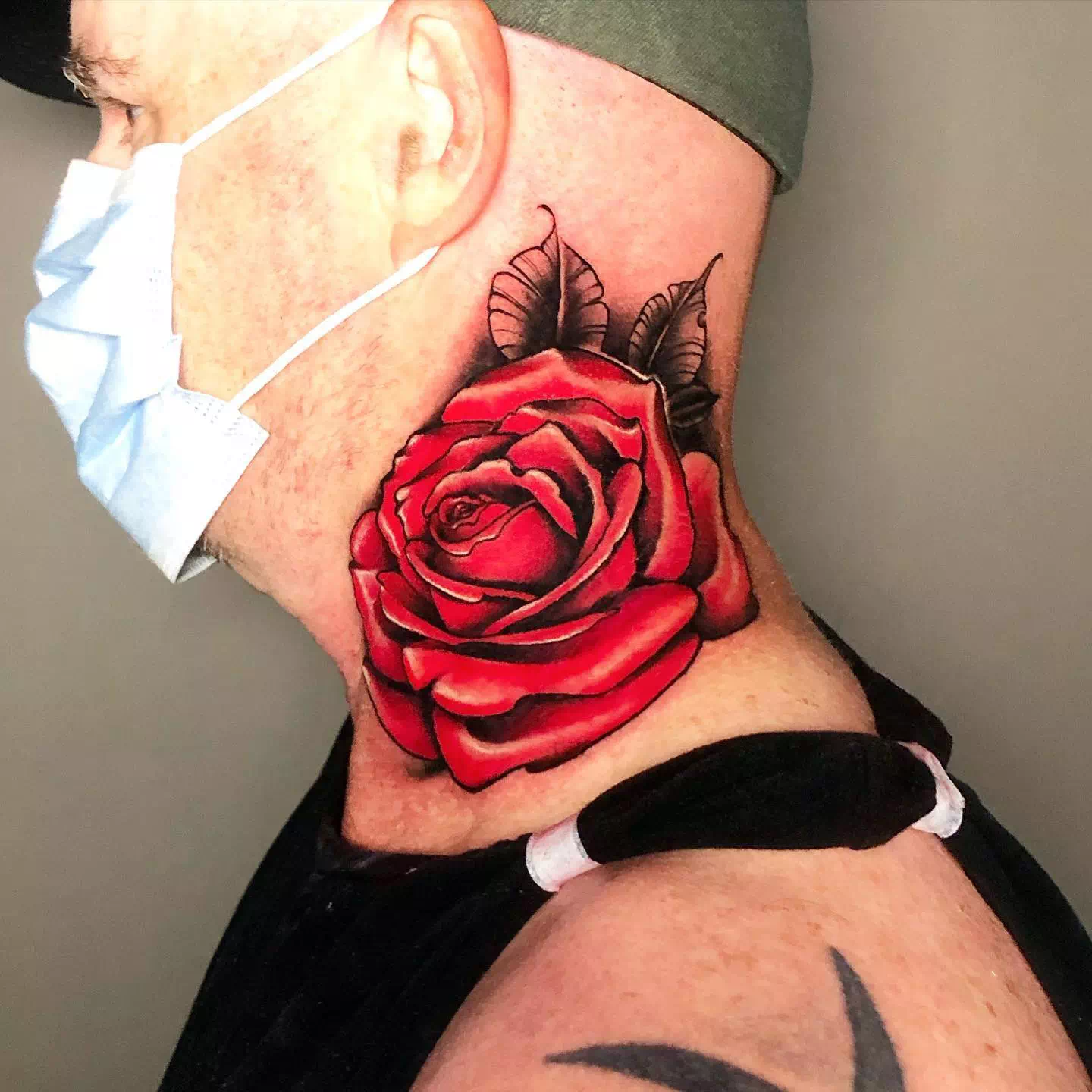 Tatuaje de rosa y flores en el cuello 7