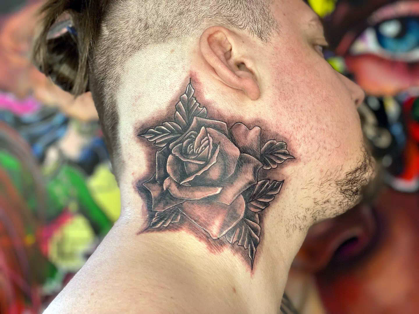 Tatuaje de rosa y flores en el cuello 8
